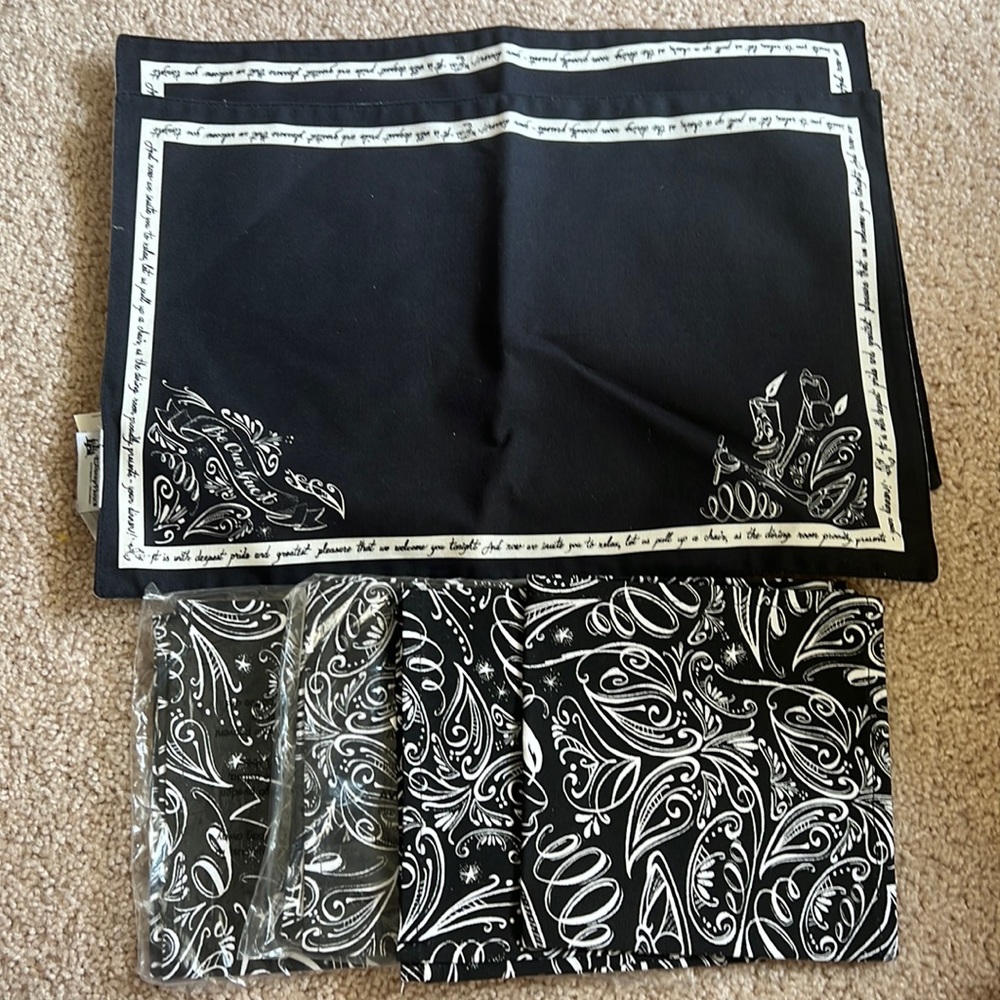 2 Disney placemats, 4 napkins - Be Out Guest